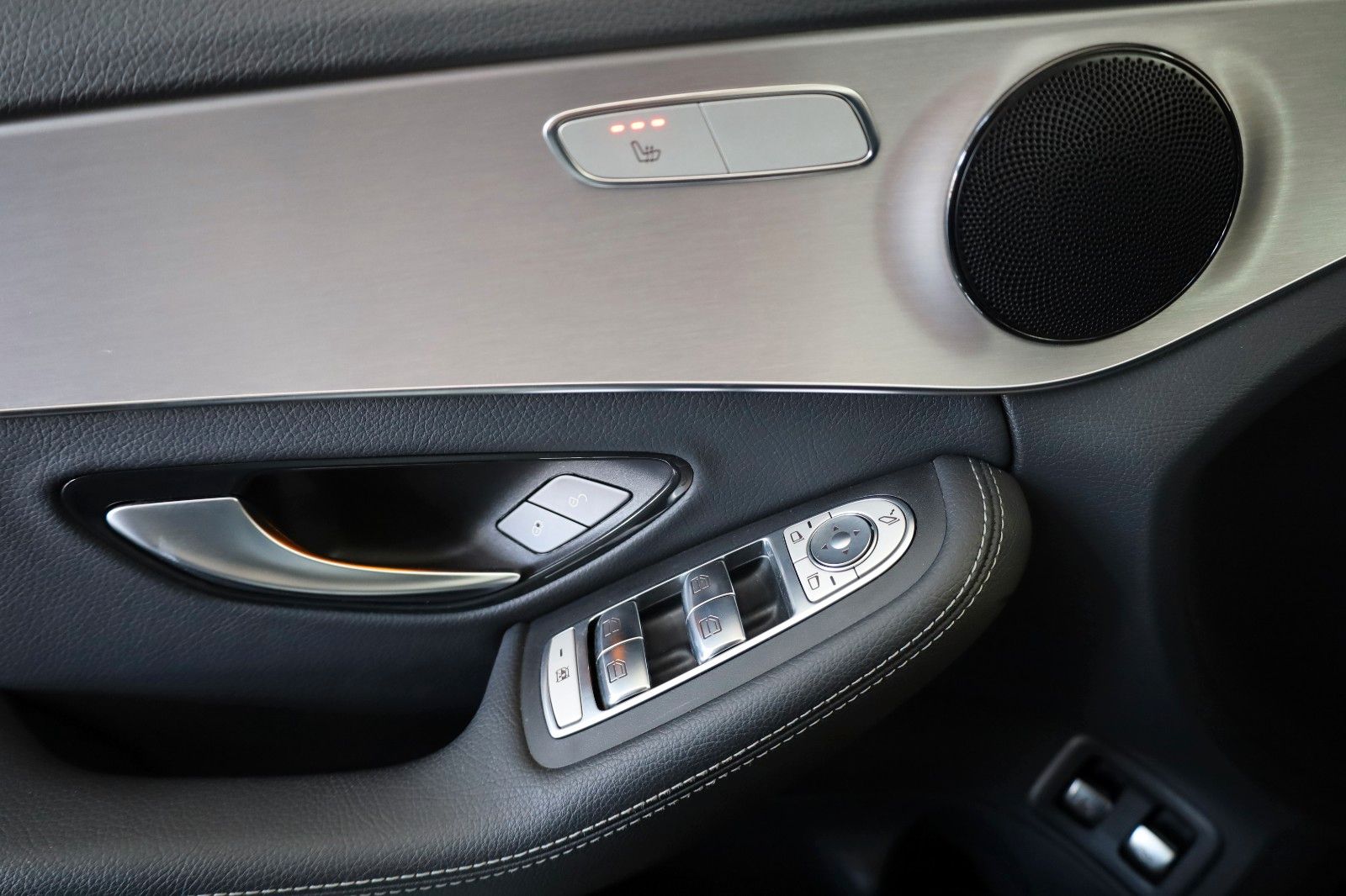 Fahrzeugabbildung Mercedes-Benz C 300e T Avantgarde Leder,Navi,LED,Kamera,SH,PDC