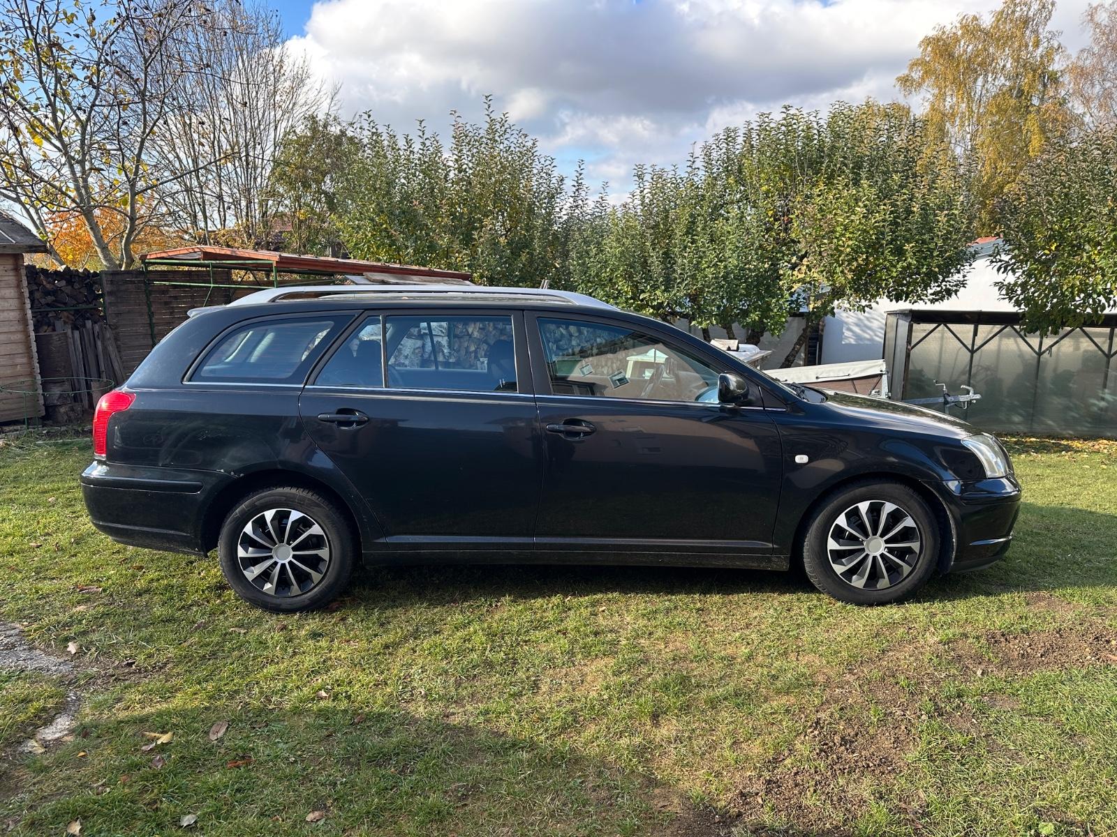 Toyota Avensis 2005 — rear view