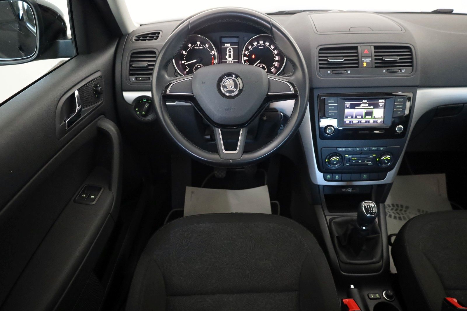 Fahrzeugabbildung SKODA Yeti Ambition SH,PDC,8-fach bereift