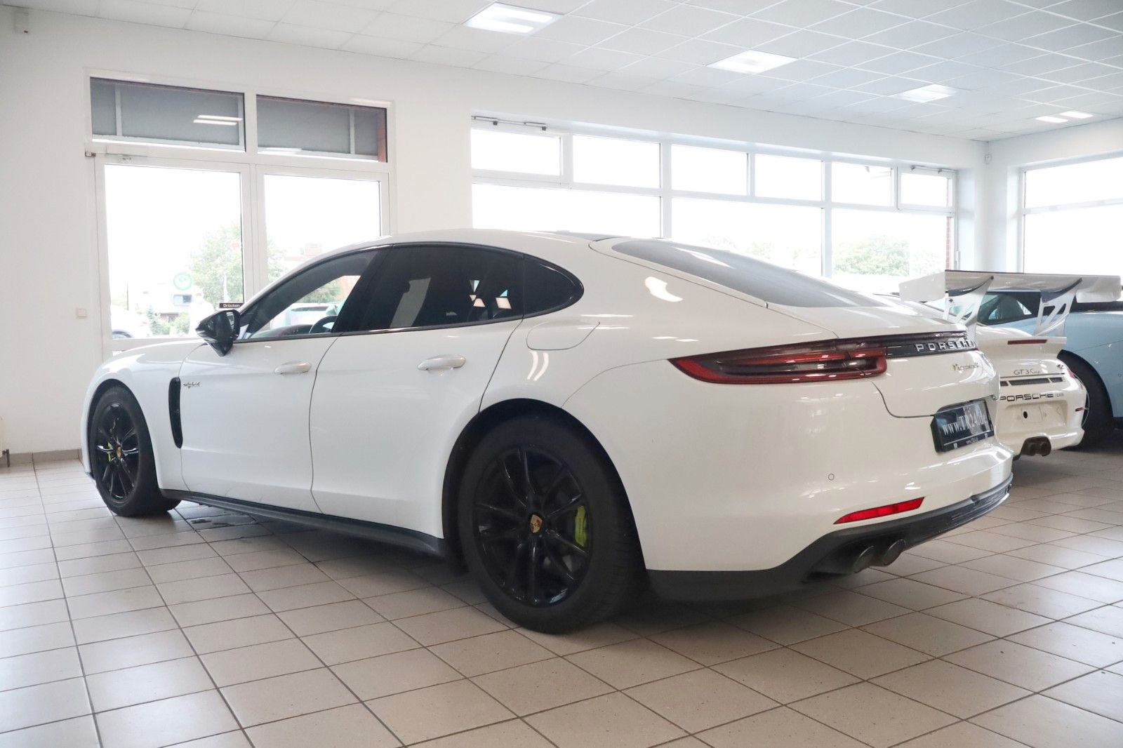 Fahrzeugabbildung Porsche Panamera 4 E-Hybrid Panorama/HeadUP/ACC/BOSE