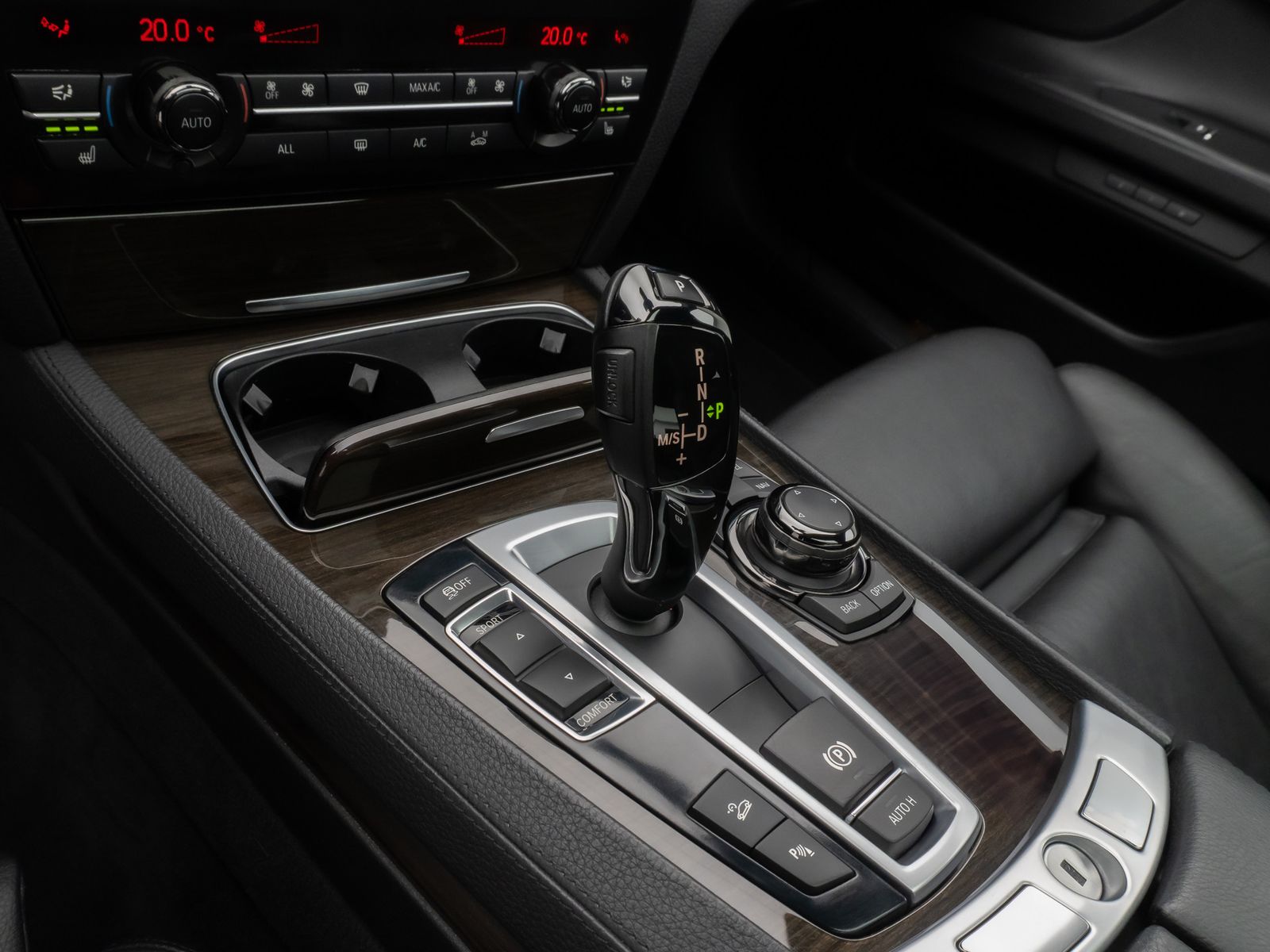 Fahrzeugabbildung BMW 740d xD Glasdach Kamera HUD HiFi Lenkrhzg SoftCl