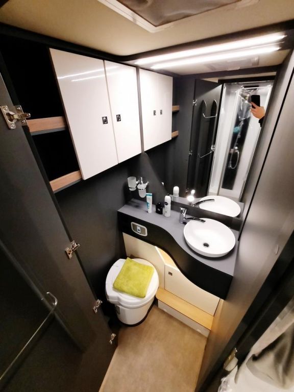 Fahrzeugabbildung Laika Kosmo H 1409 Verfüg./Sparen Sie 17.631,- €