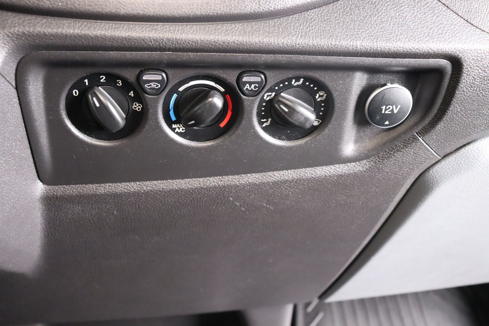 Fahrzeugabbildung Ford Transit 350 L2H2 * Rollstuhlrampe* RFK *