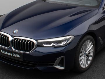 Fahrzeugabbildung BMW 520d xD Luxury Line Kamera HUD DAB HiFi DisplKey