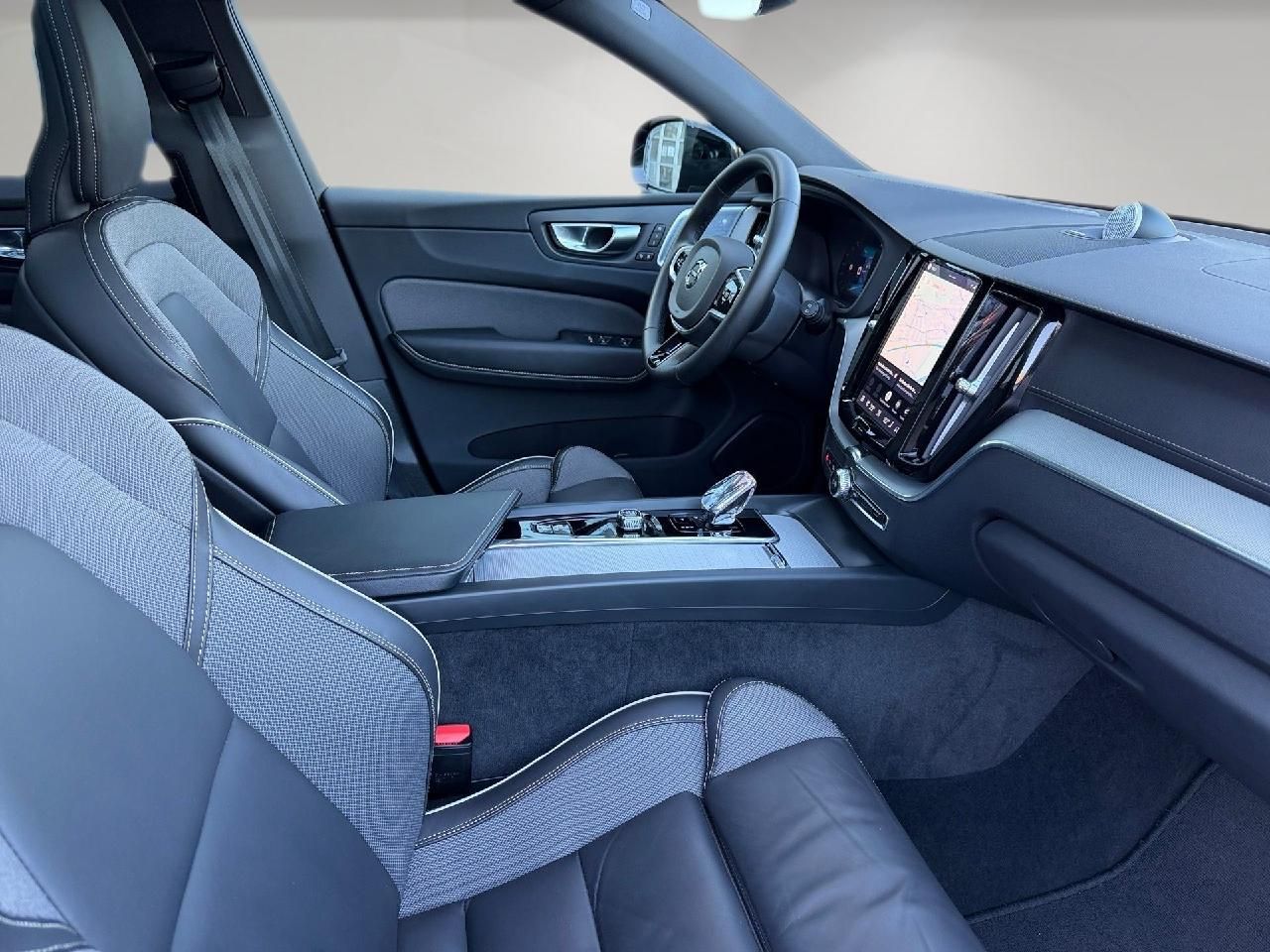 Fahrzeugabbildung Volvo XC60 B5B AWD Ultra Black Edition *B&W*Luft*