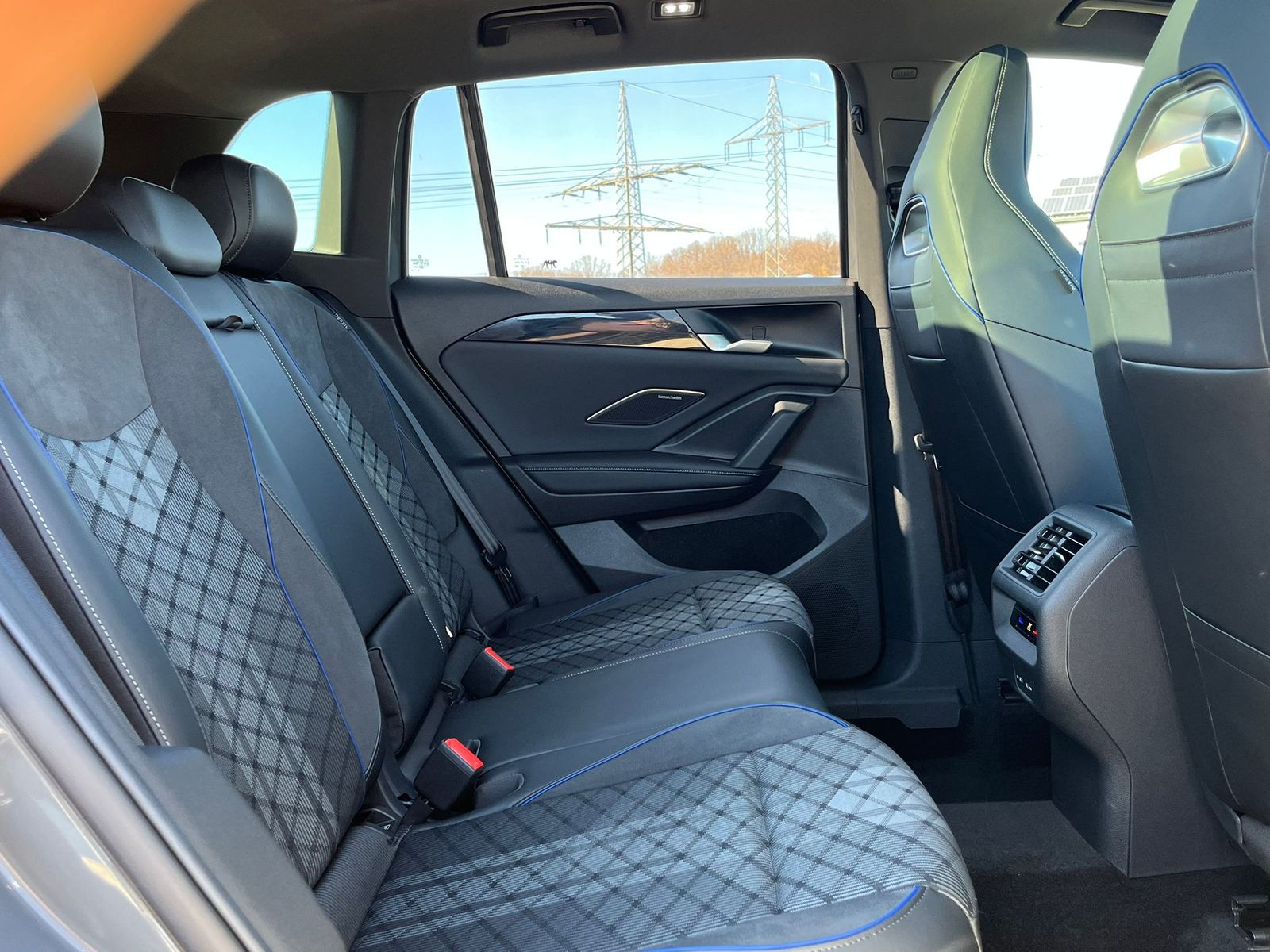 Image du véhicule Volkswagen Tiguan 2.0 TDI 4M R-Line PANO*H&amp;K*AHK*MATRIX*20".