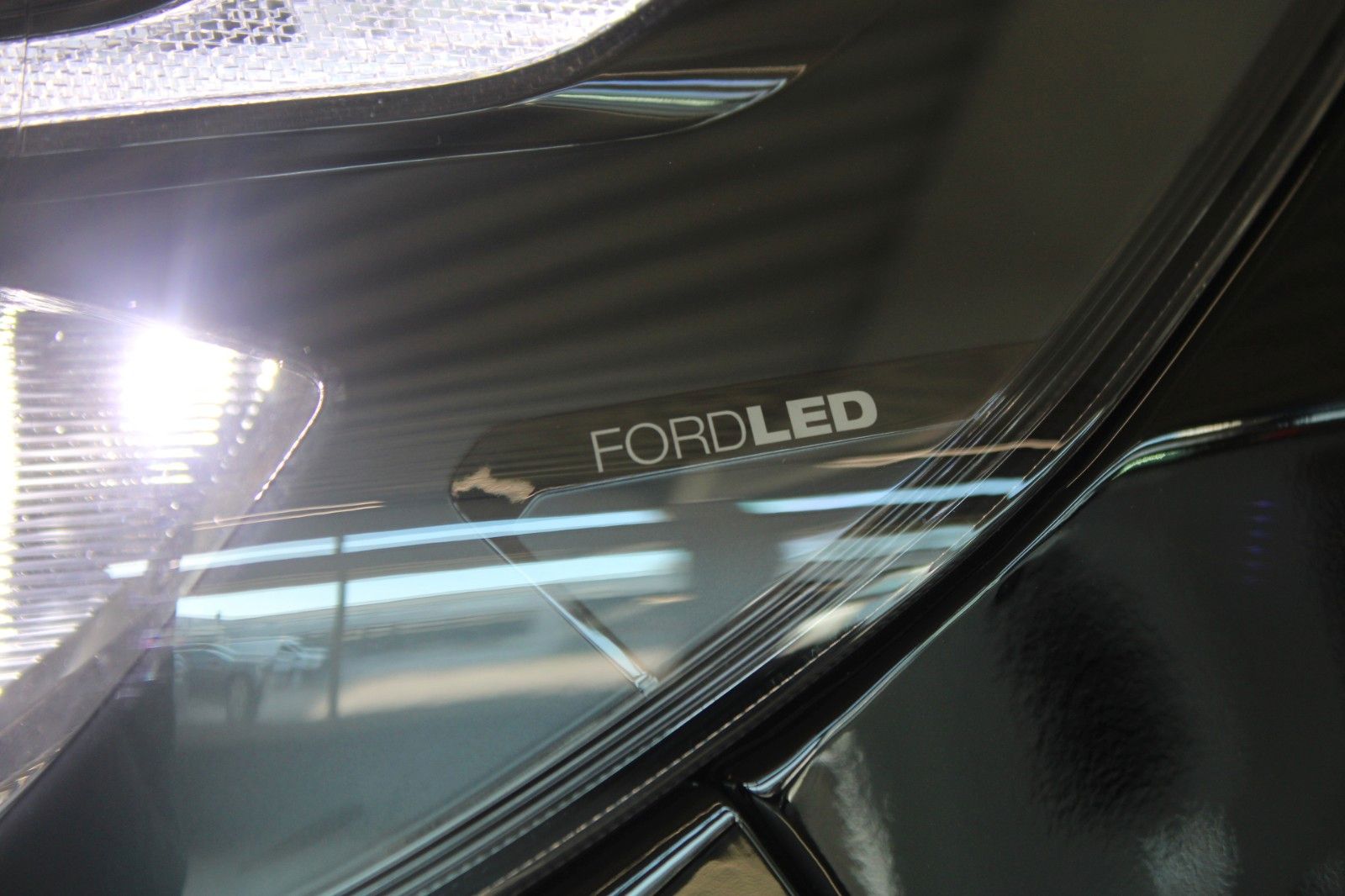 Fahrzeugabbildung Ford Tourneo Custom L2 Titanium LED AHK ACC WinterPak