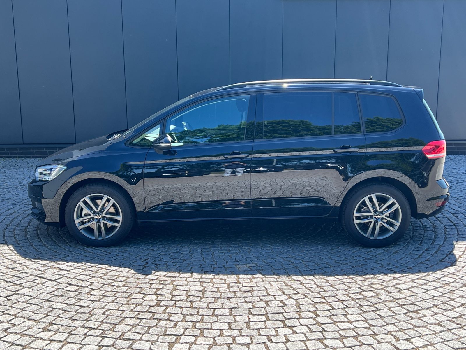 Fahrzeugabbildung Volkswagen Touran Comfortline 1.5 TSI DSG *LED, AHK, 7-Sitz
