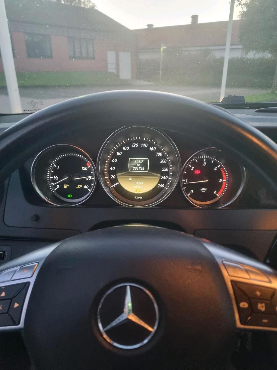 Mercedes-Benz C220 2012 — photo 11