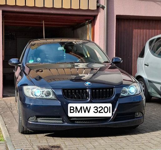 BMW 320i TOP ZUSTAND , VOLL AUSSTATTUNG !!!