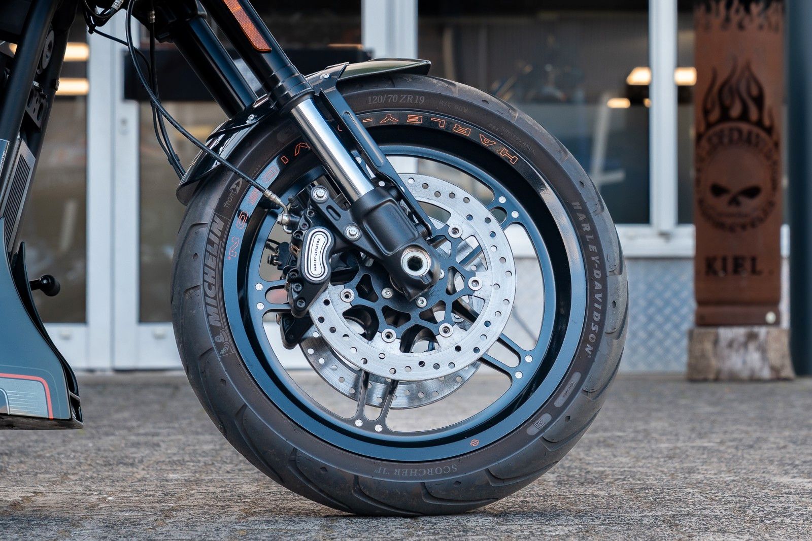 Fahrzeugabbildung Harley-Davidson FXDRS 114 CUI - KESSTECH - SEITLICHER KZH