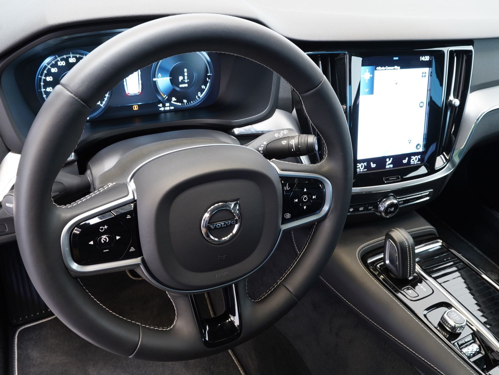 Fahrzeugabbildung Volvo V60 T6 AWD Recharge Plug-In R Design INTELLISAFE