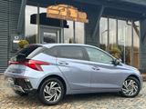 Hyundai i20 1.0 T-GDI Family +NAVI+LED+CAM+SHZG+LHZG+5J+ - mit Benzin-Antrieb: Blau, Kleinwagen, mit Klimaanlage