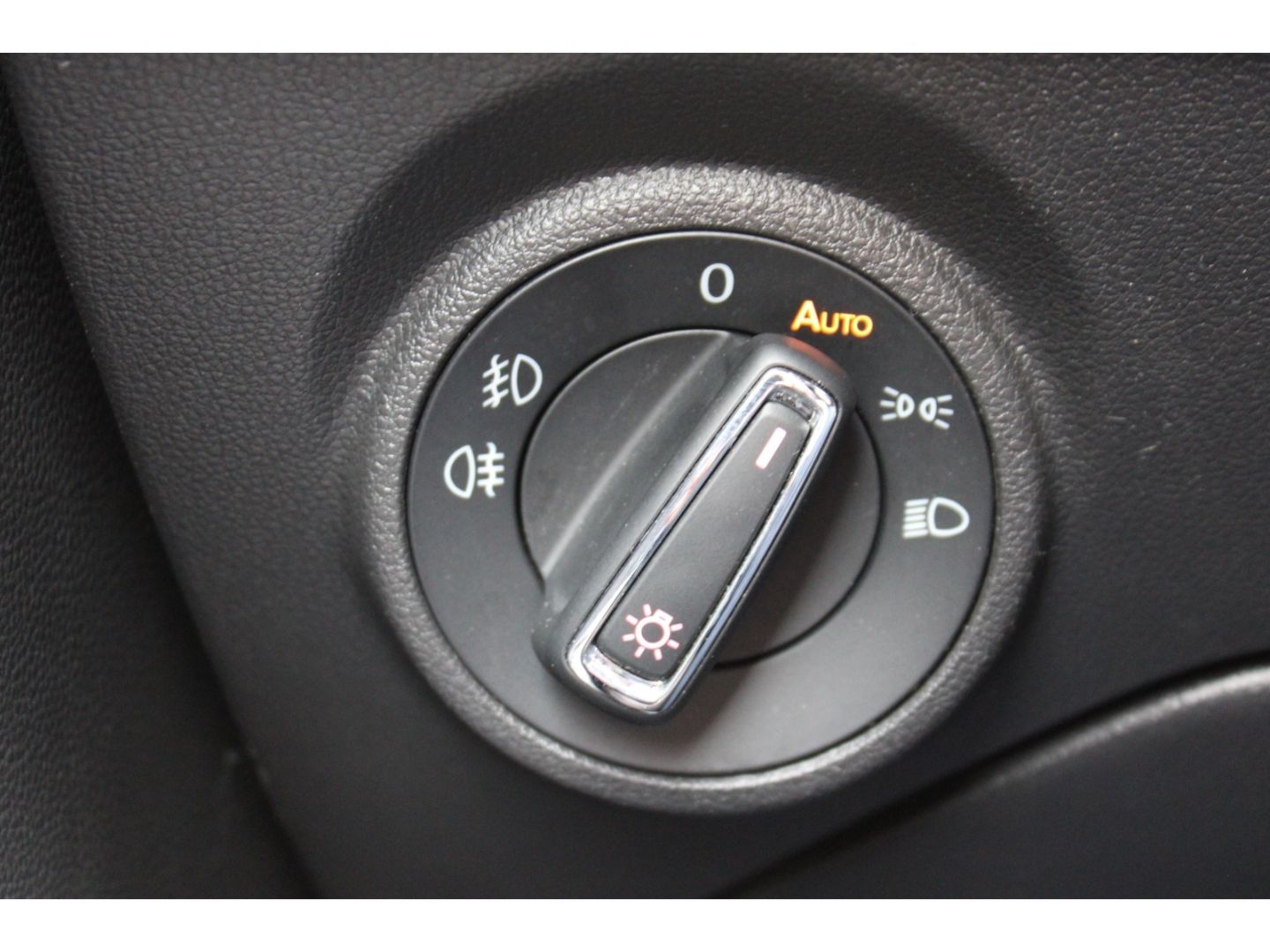 SEAT Leon FR 2.0 TDI Beats ACC LED H&R Pano Navi DAB - Image 15