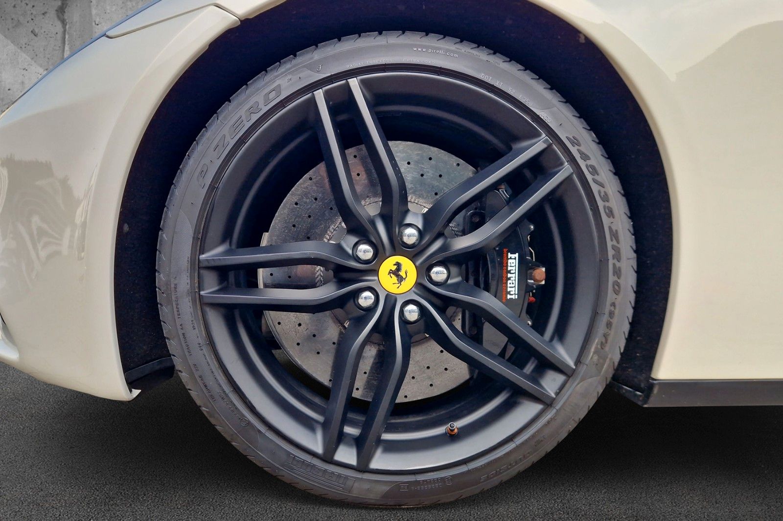 Fahrzeugabbildung Ferrari FF*dt. Auto*Lift*Carbon*Sitzbelüftung*Display*