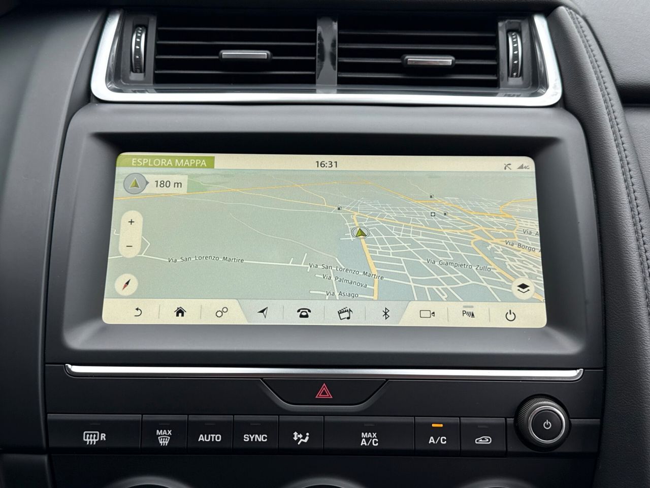 Jaguar E-Pace 2.0D 180CV AWD Aut. R-Dynamic S 20 imagem 3