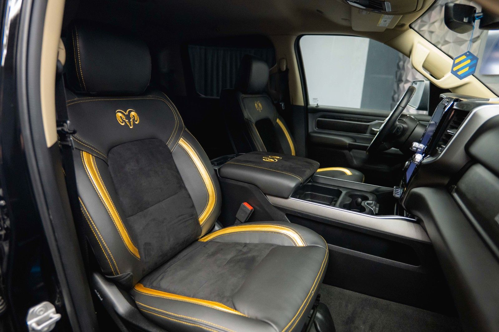 Fahrzeugabbildung Dodge RAM 5.7 V8 HEMI 4x4 OFFROAD Night GOLD EDITION