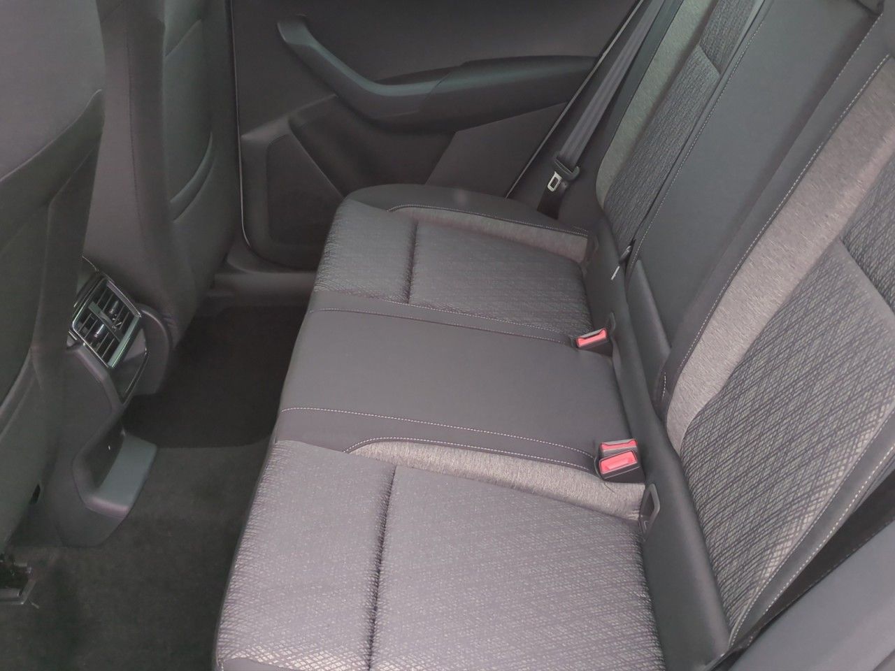 Fahrzeugabbildung SKODA Karoq 4x4 Selection TDI DSG AHK - 5 J.Garantie