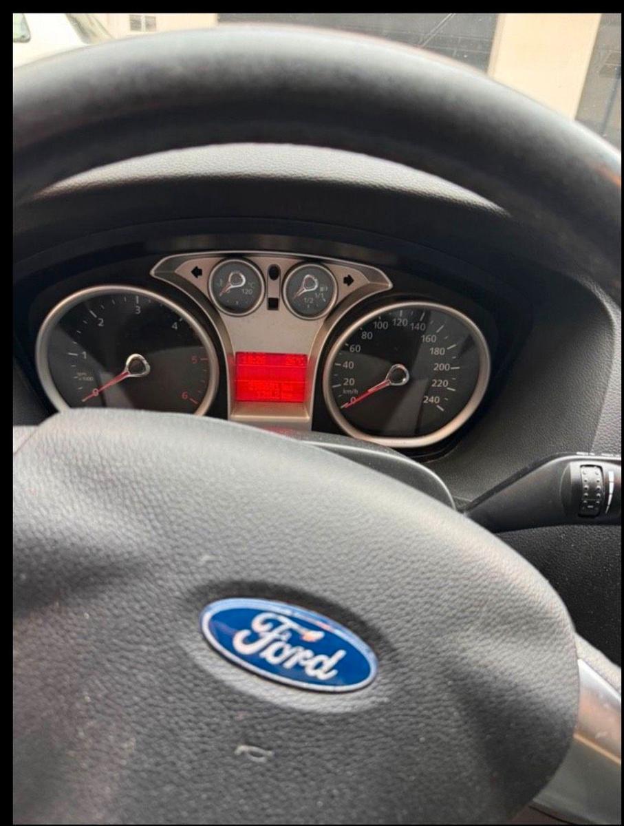 Ford Focus 2010 — photo 8