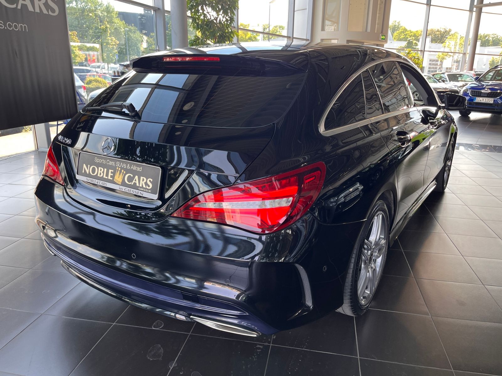 Fahrzeugabbildung Mercedes-Benz CLA 250 Shooting Brake AMG Line ACC LED