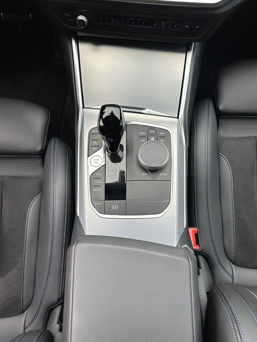 Fahrzeugabbildung BMW 330e M-Sport NAV+LASER+ACC+HEAD-UP+KAMERA+19ZOLL