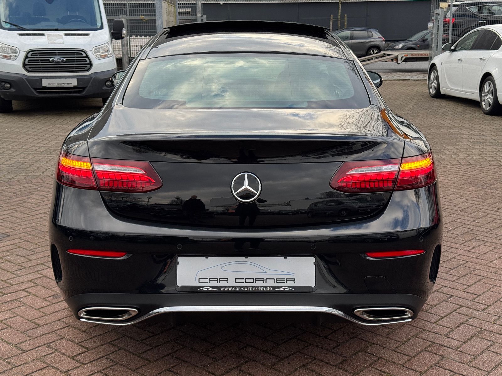 Fahrzeugabbildung Mercedes-Benz E 300 Coupe 9G 2X AMG LINE PANORAMA MBUX 20 ZOLL