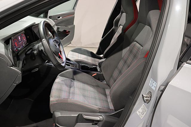 Golf GTI 2.0TSI DSG ACC KAMERA NAVI PANO SPORTFW