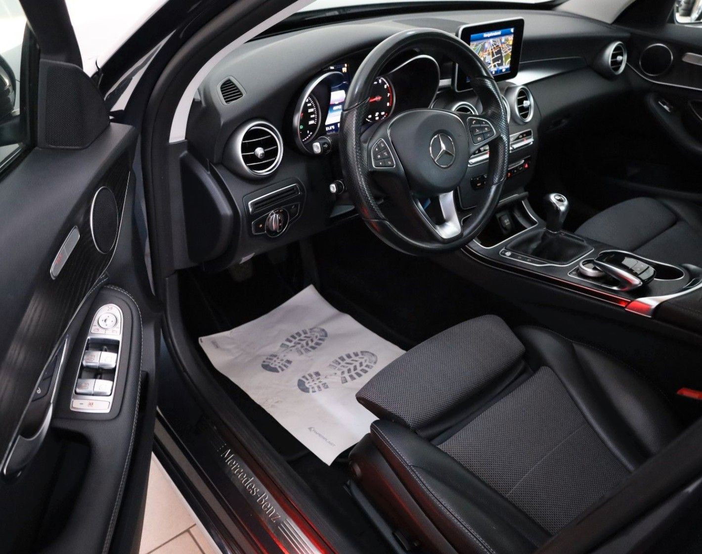 Fahrzeugabbildung Mercedes-Benz C180 CGI Lim T.Leder,Navi,LED,SD,SH,PDC,SR+WR