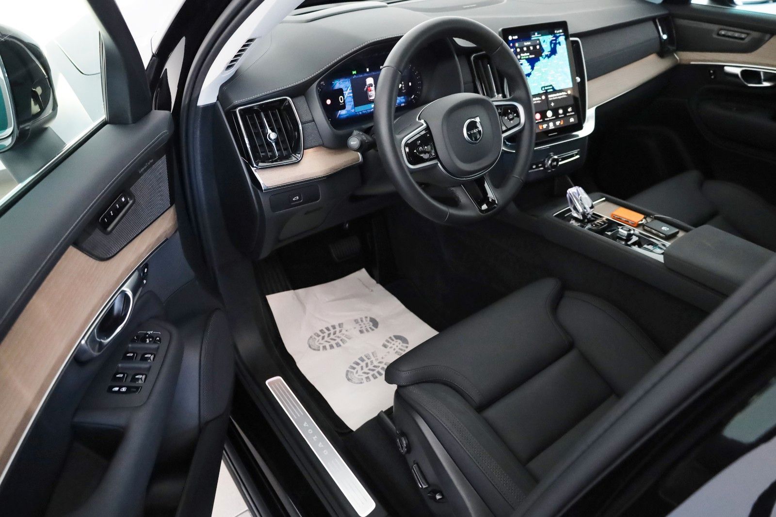 Fahrzeugabbildung Volvo XC90 Plus Bright AWD,7Sitze4xSH,360Kam.,HUD,,AHK