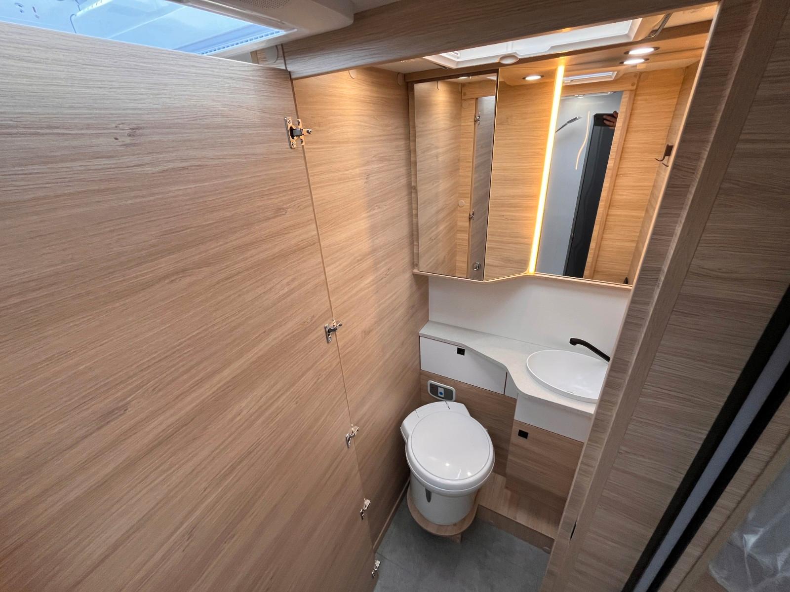 Challenger 317 Ultimate Solar Markise mit Hubbett – Foto 20 von 27