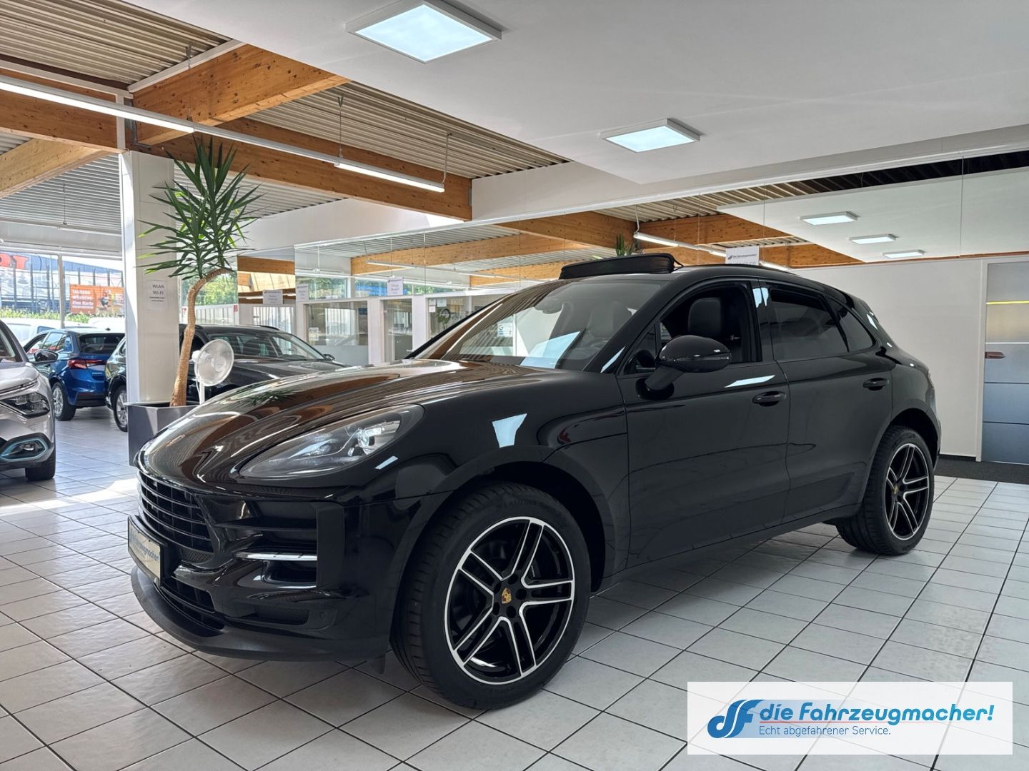 Fahrzeugabbildung Porsche Macan DE-Auto Pano Navi Memory S Soundsy LED Dyn
