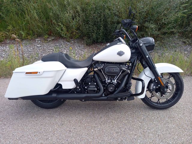 Harley-Davidson FLHRXS Road King Special 114 mit J&H Auspuff