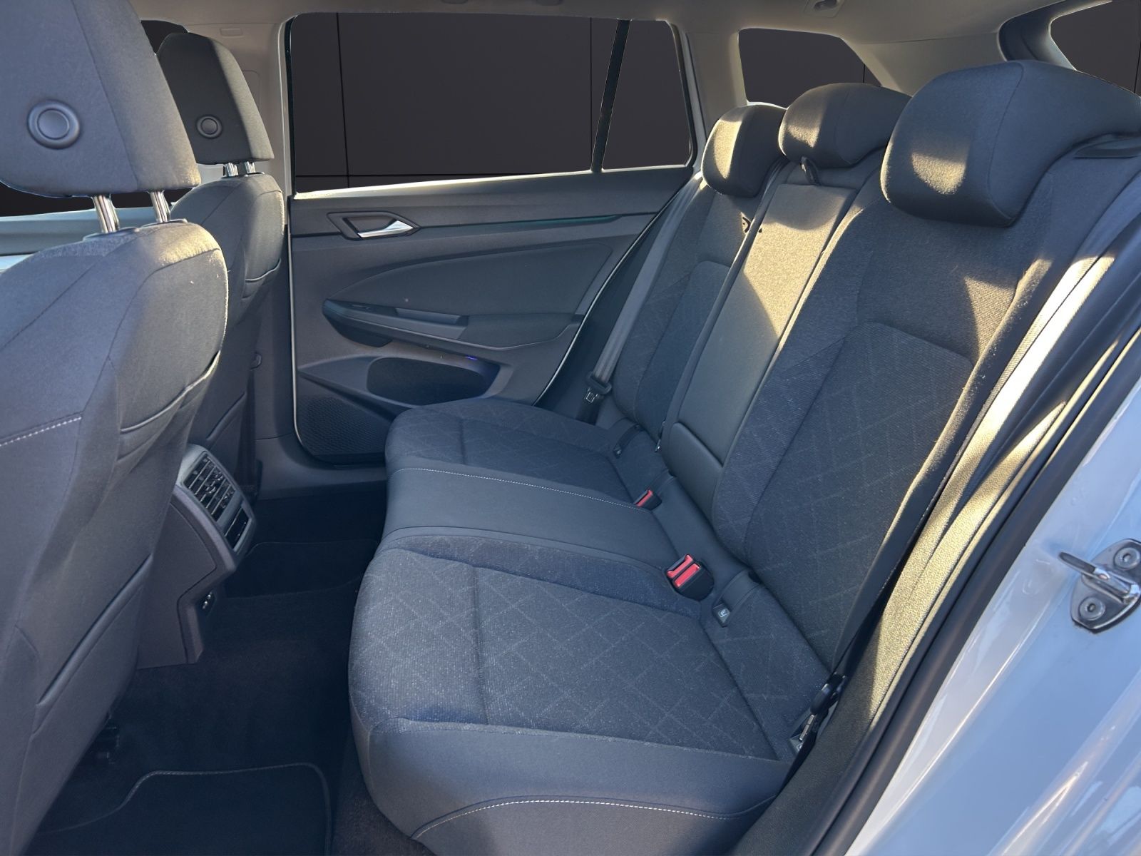 Fahrzeugabbildung Volkswagen Golf VIII Variant Life TSI LED SHZ APP NAVI CLIM