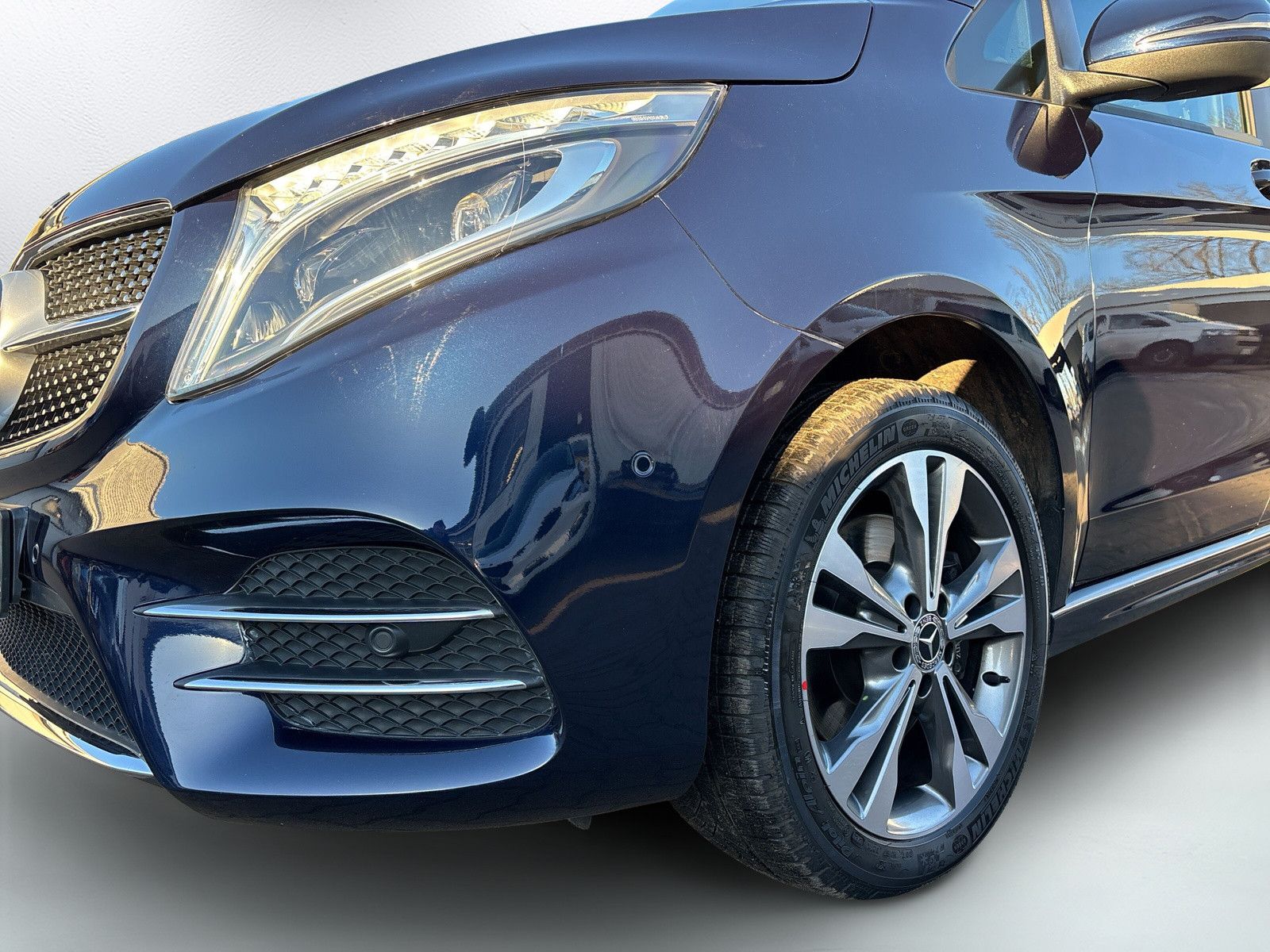 Fahrzeugabbildung Mercedes-Benz V 300d EDITION 4MATIC kompakt el.Schiebetüren