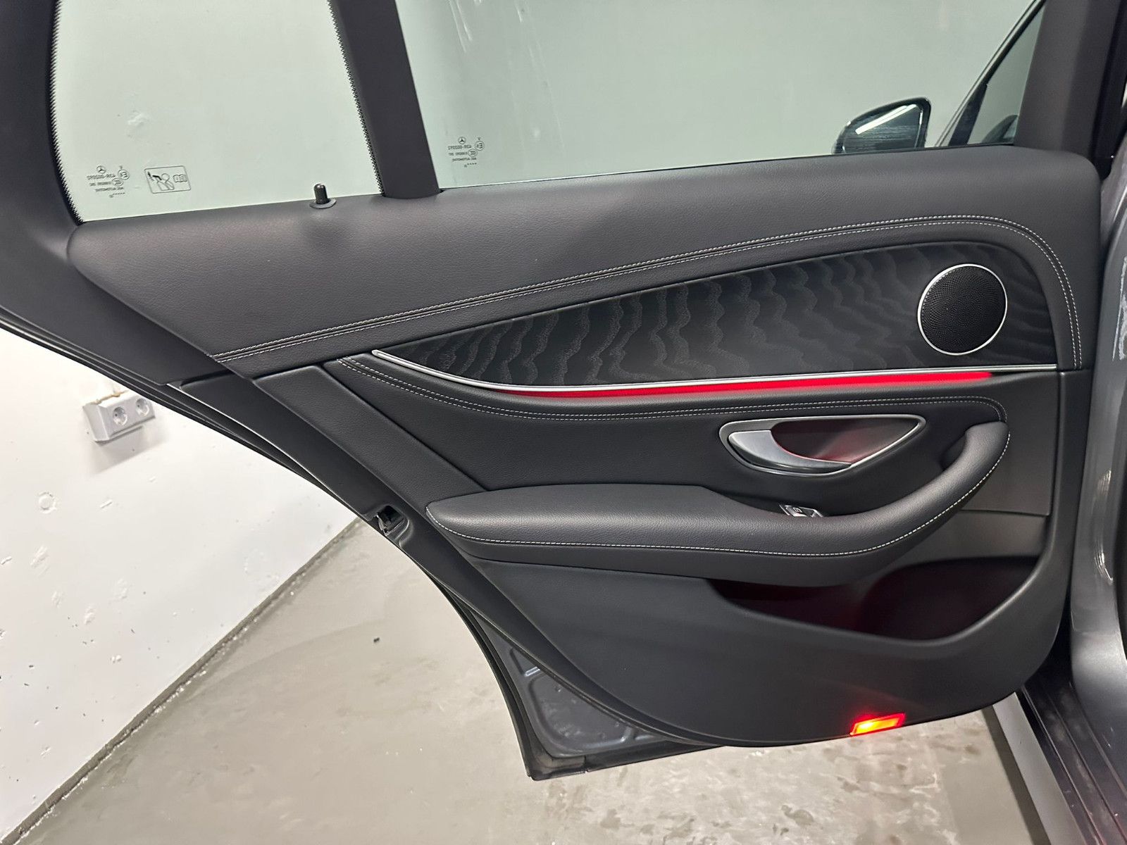 Fahrzeugabbildung Mercedes-Benz E 400 d 4MATIC T *AMG-LINE*PANO*AHK*LEDER*