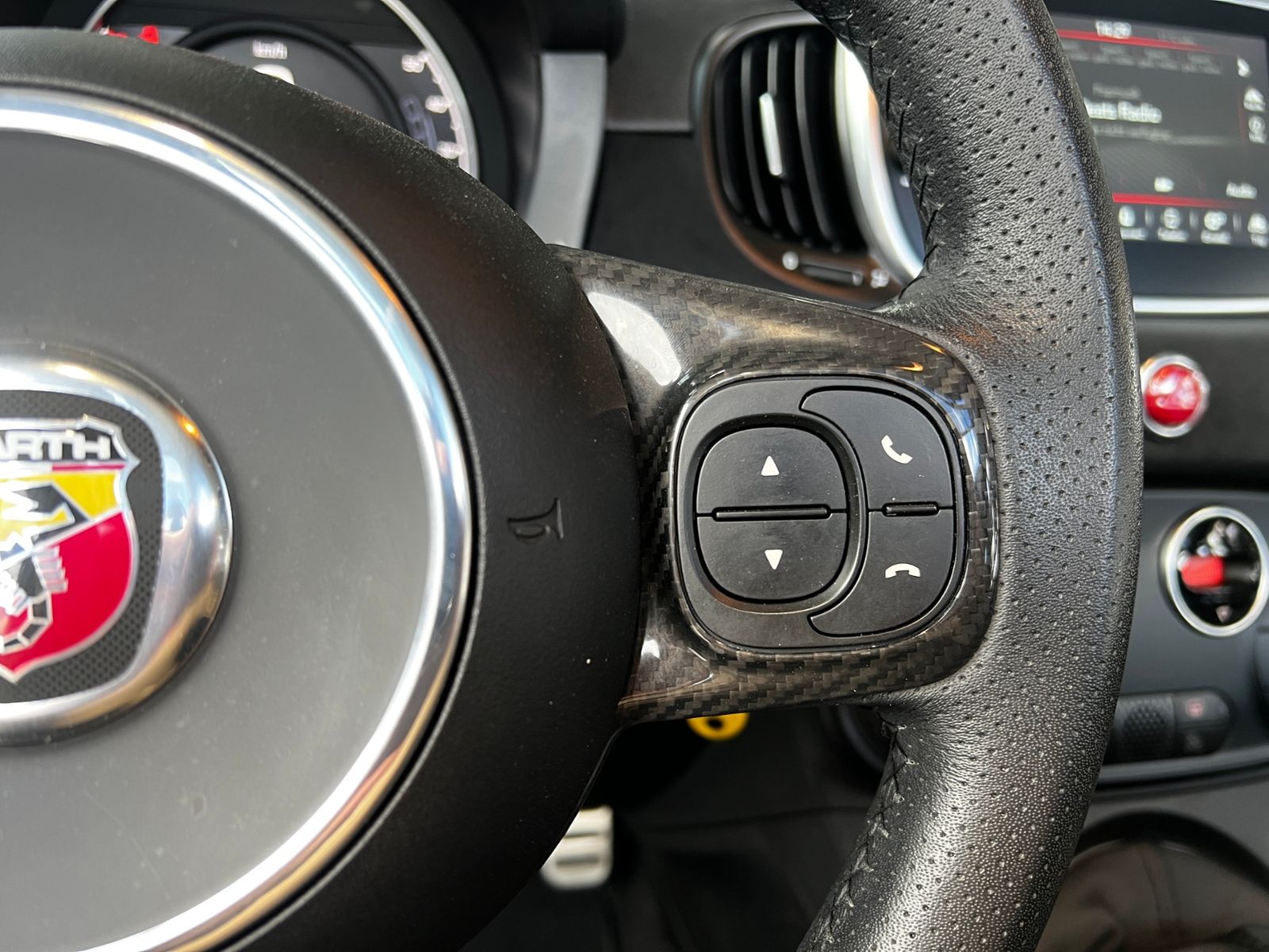 Fahrzeugabbildung Abarth 595C esseesse AKRAPOVIC XENON NAVI ALU