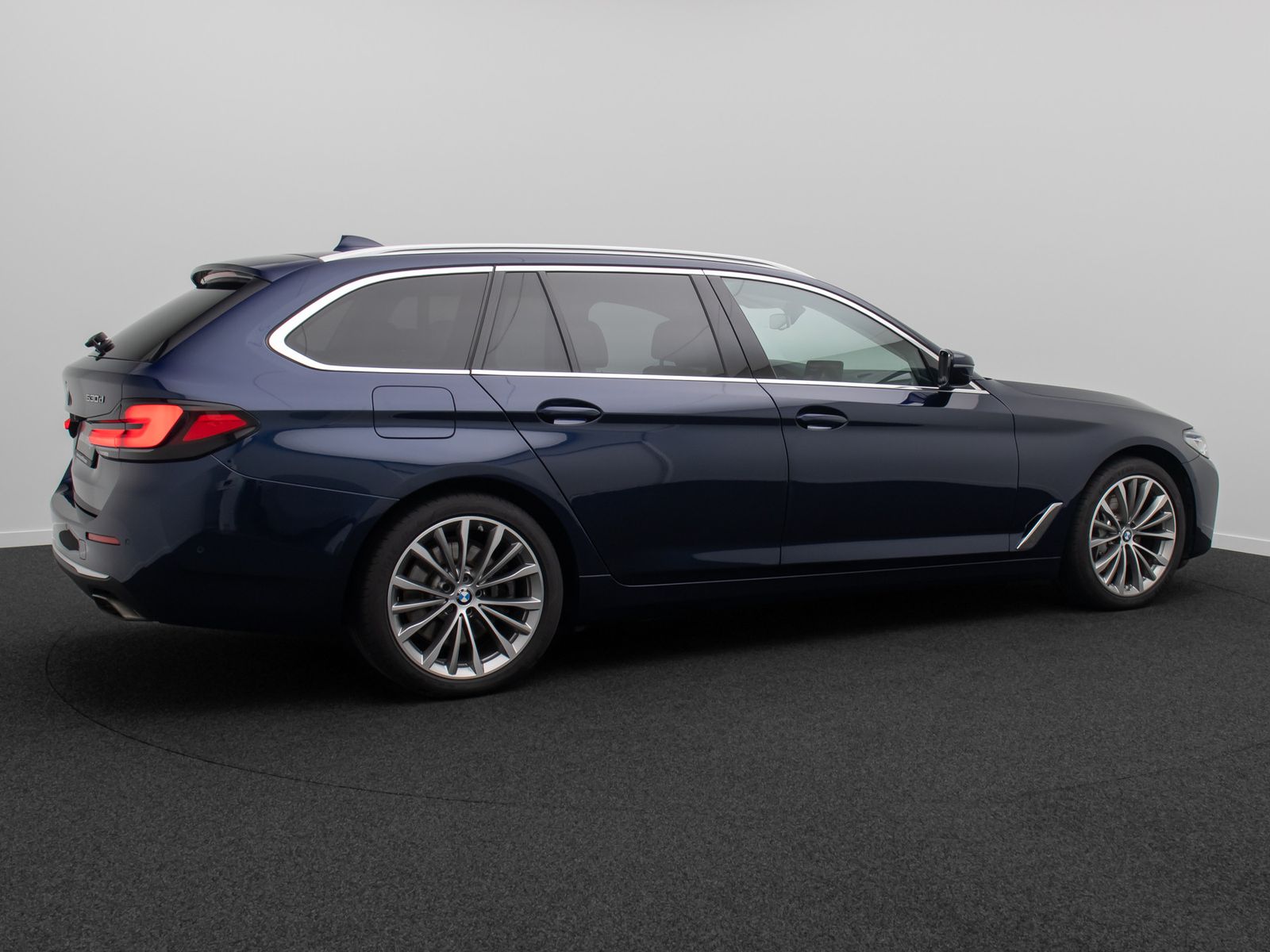 Fahrzeugabbildung BMW 530d xD Luxury Line ACC H/K AHK Panorama HUD 19"