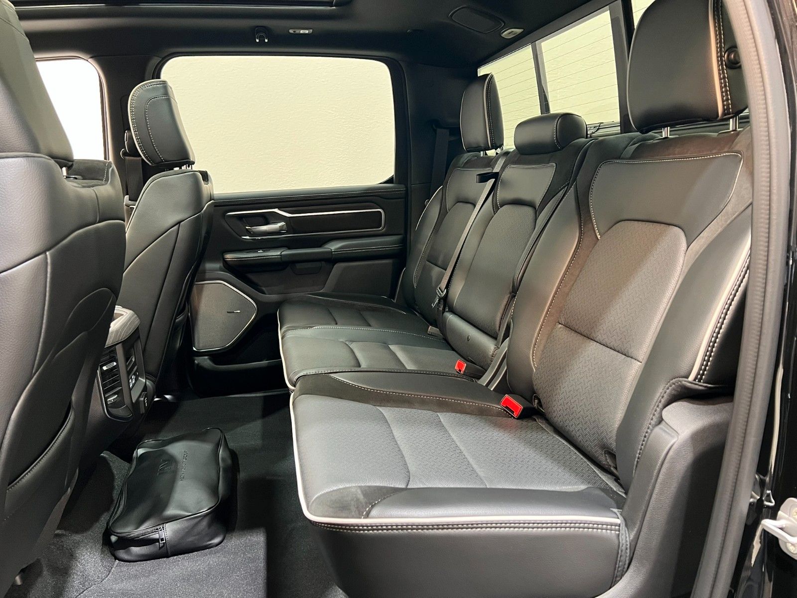 Fahrzeugabbildung Dodge RAM 1500 Laramie Night Premium RTR Umbau