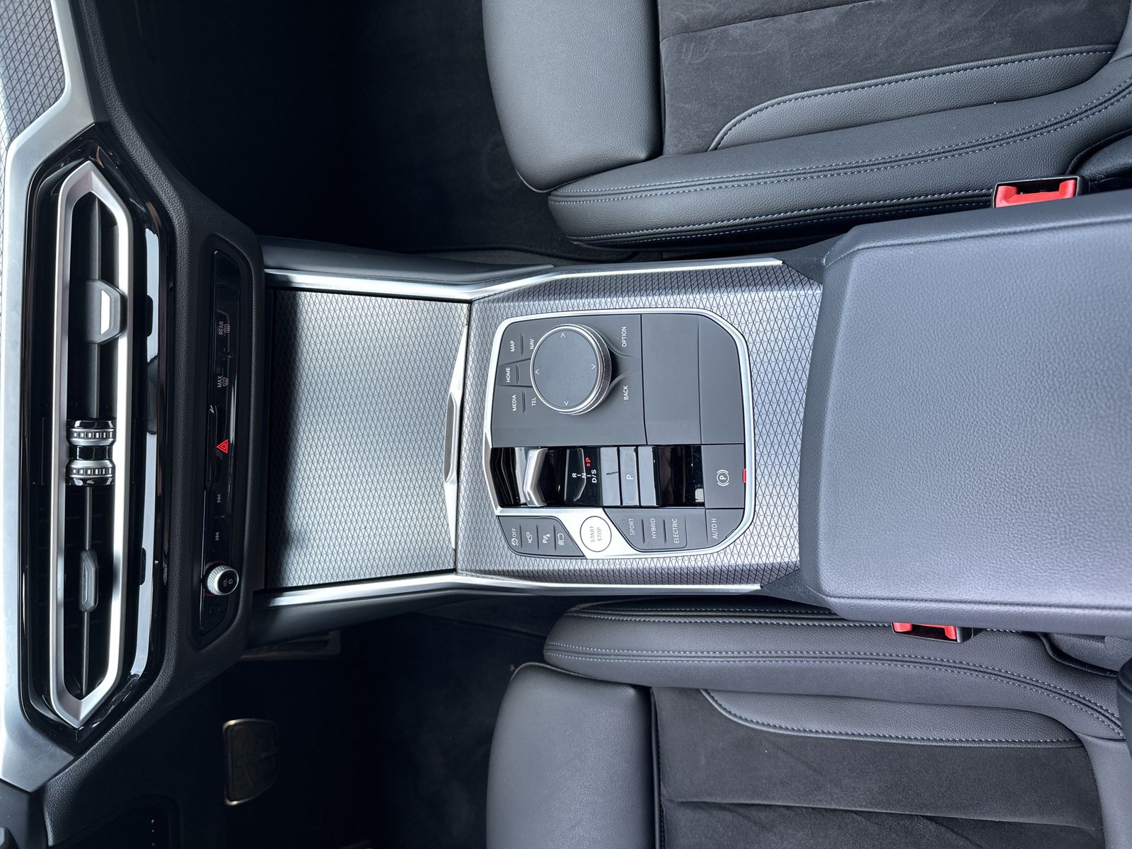 Fahrzeugabbildung BMW 330 e Touring xDrive M-Sport NAV+LASER+360°+HUD