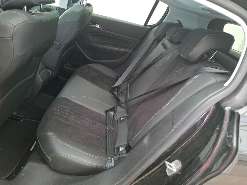 Fahrzeugabbildung Peugeot 308 ALLURE 1.2T NAVI/LED/PANO/LEDER/PDC/ACC/17"
