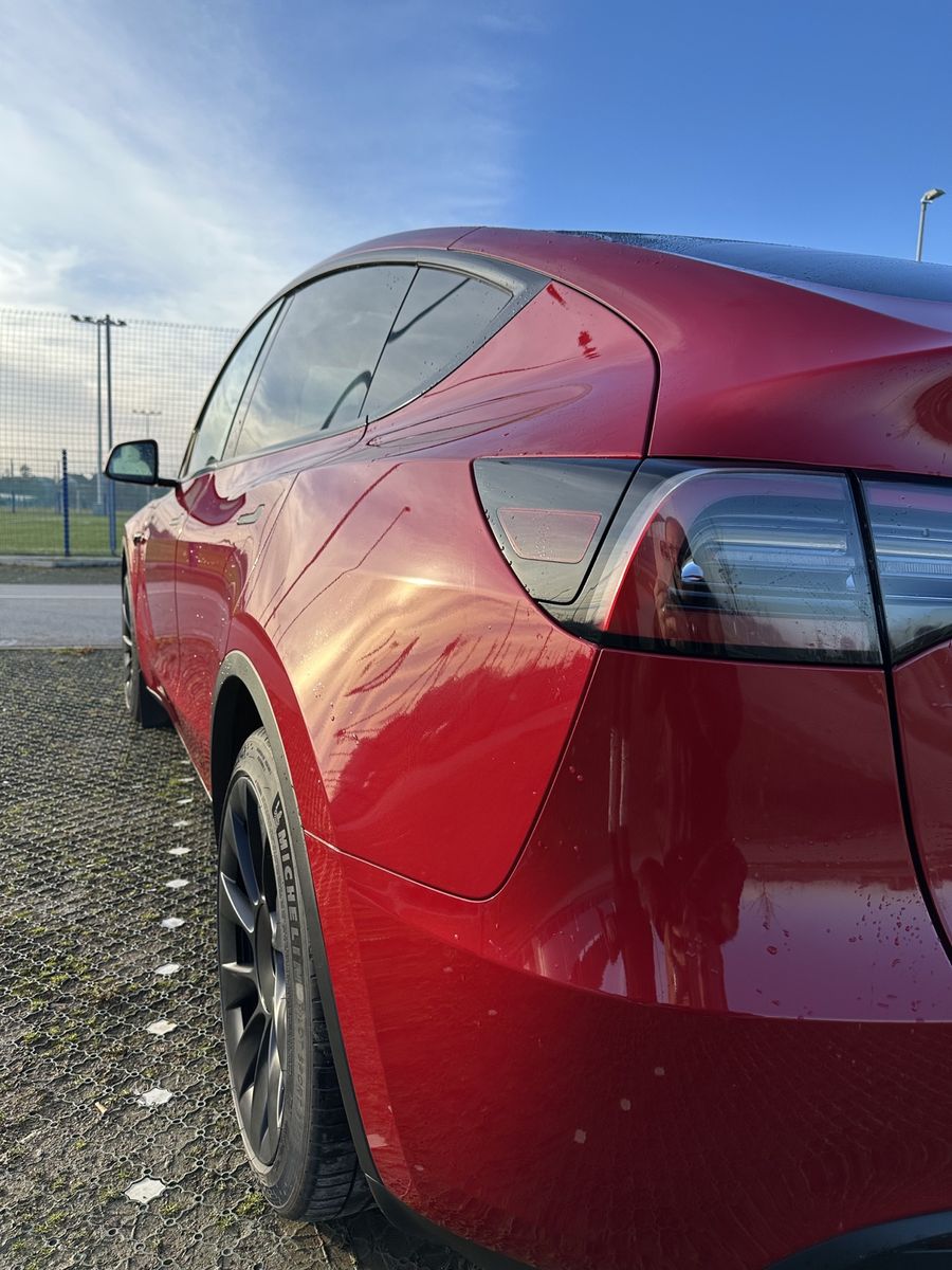 Tesla Model Y  RWD 20 Zoll  Red Multi-Coat foto 4