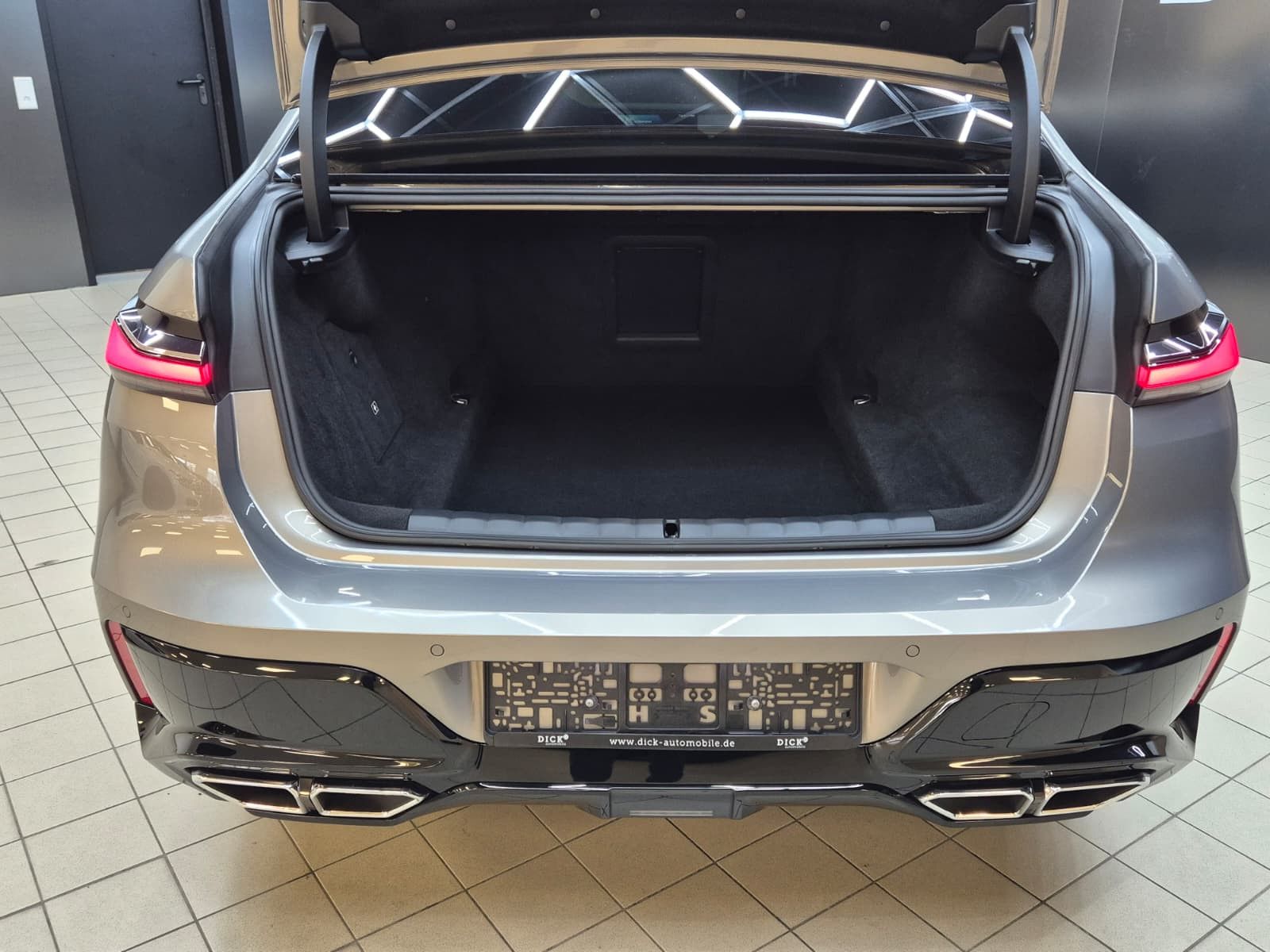 Fahrzeugabbildung BMW M760 e xD M PAKET+PANO+HEAD+SOFT+MEMO+B&W+360°+