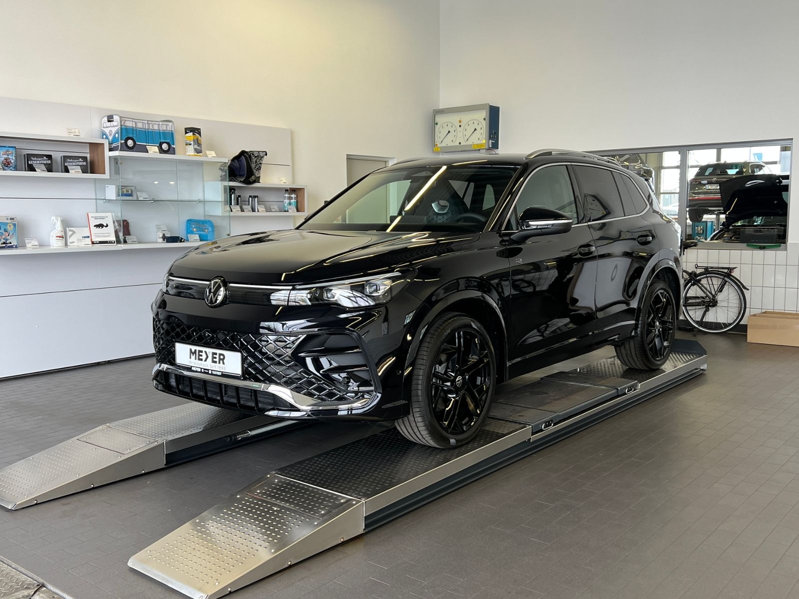 Fahrzeugabbildung Volkswagen Tiguan R-Line 1.5 eTSI DSG *AHK, IQ.Light, DCC,