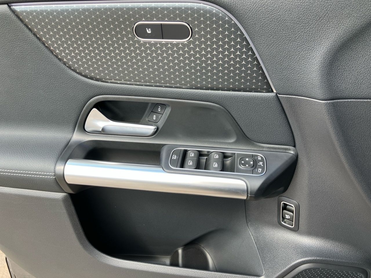 Fahrzeugabbildung Mercedes-Benz EQA 300 4M BONUS+AHK+PANO+STHZ+LHZ+CARPL+TOTWIN+