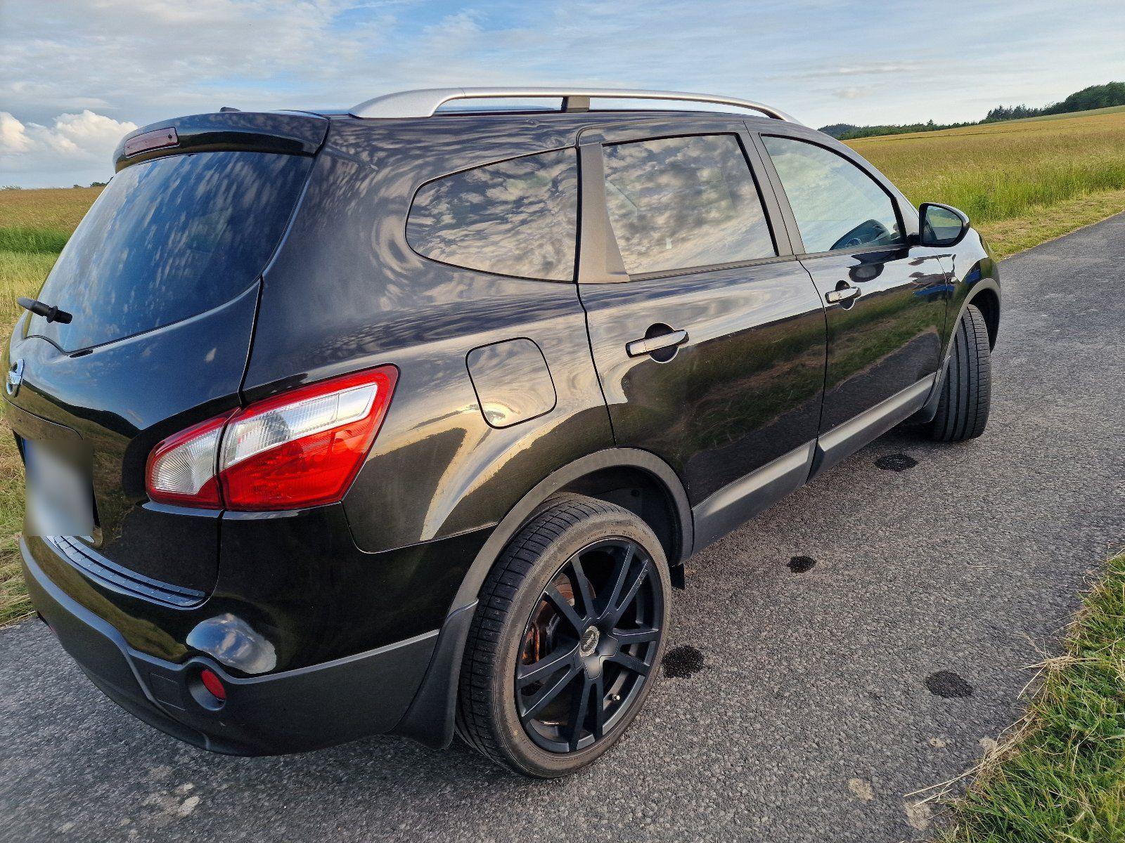 Nissan Qashqai+2 2010 — interior