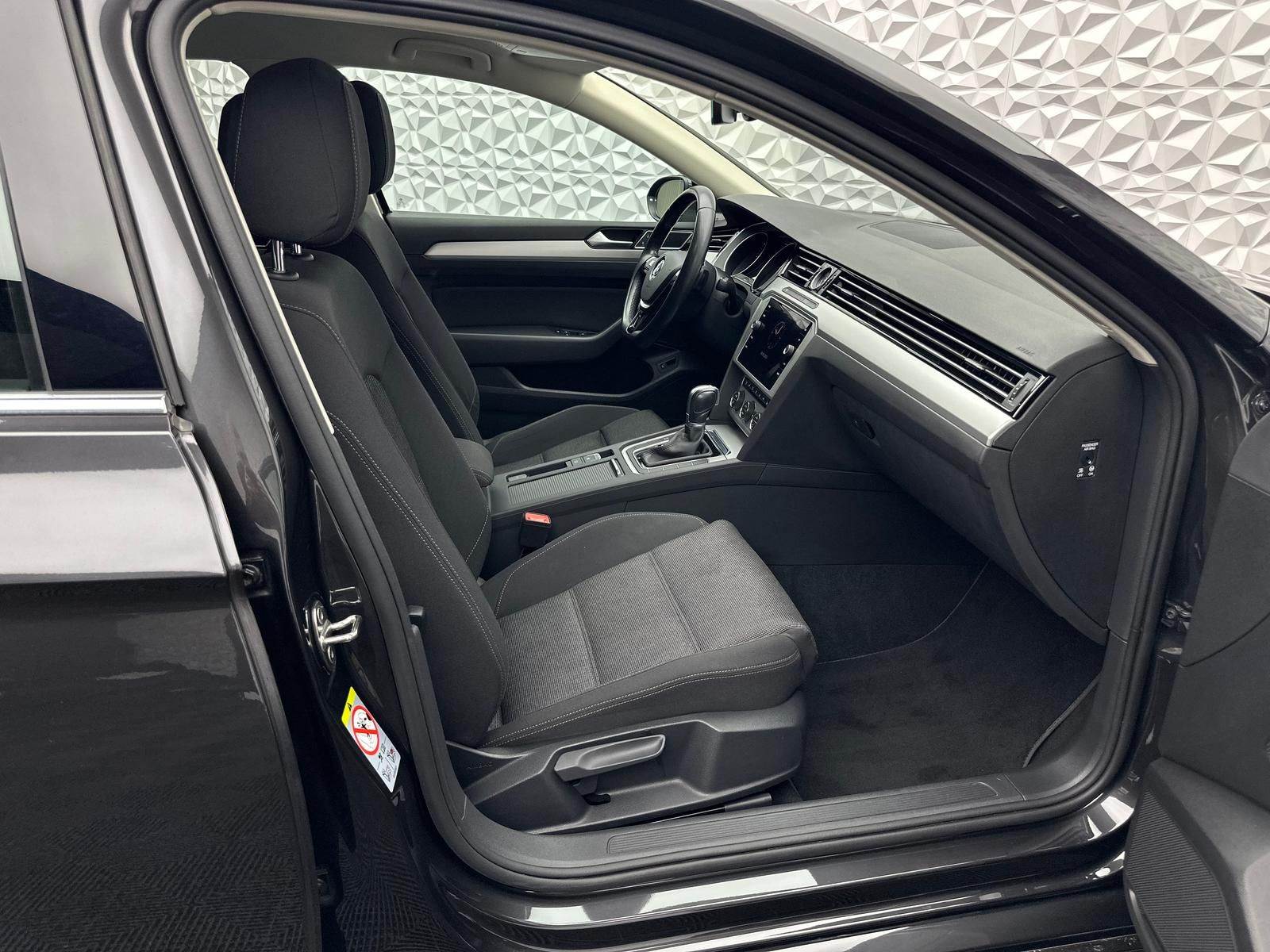 Fahrzeugabbildung Volkswagen PASSAT 2.0 TDI DSG/ACC/MASSAGE/DCC/LED/NAV/RCAM