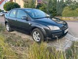 Ford Focus, Stufenheck, Grau, Benzin, TÜV - Ford Focus: Stufenheck
