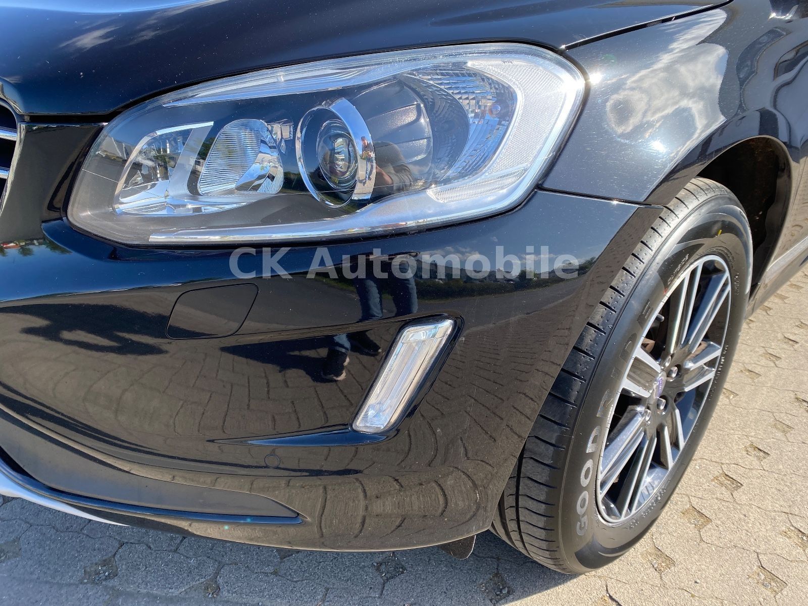 Fahrzeugabbildung Volvo XC60 D3 Summum 2WD/Navi/Leder/Bi-Xenon/PDC/AHK