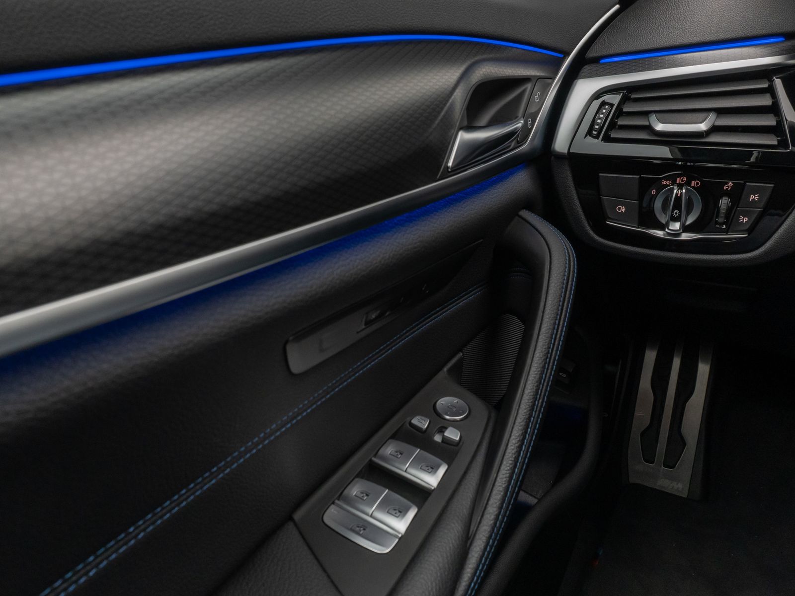 Fahrzeugabbildung BMW 530d M Sport Kamera Laser HUD DAB HiFi Komfort