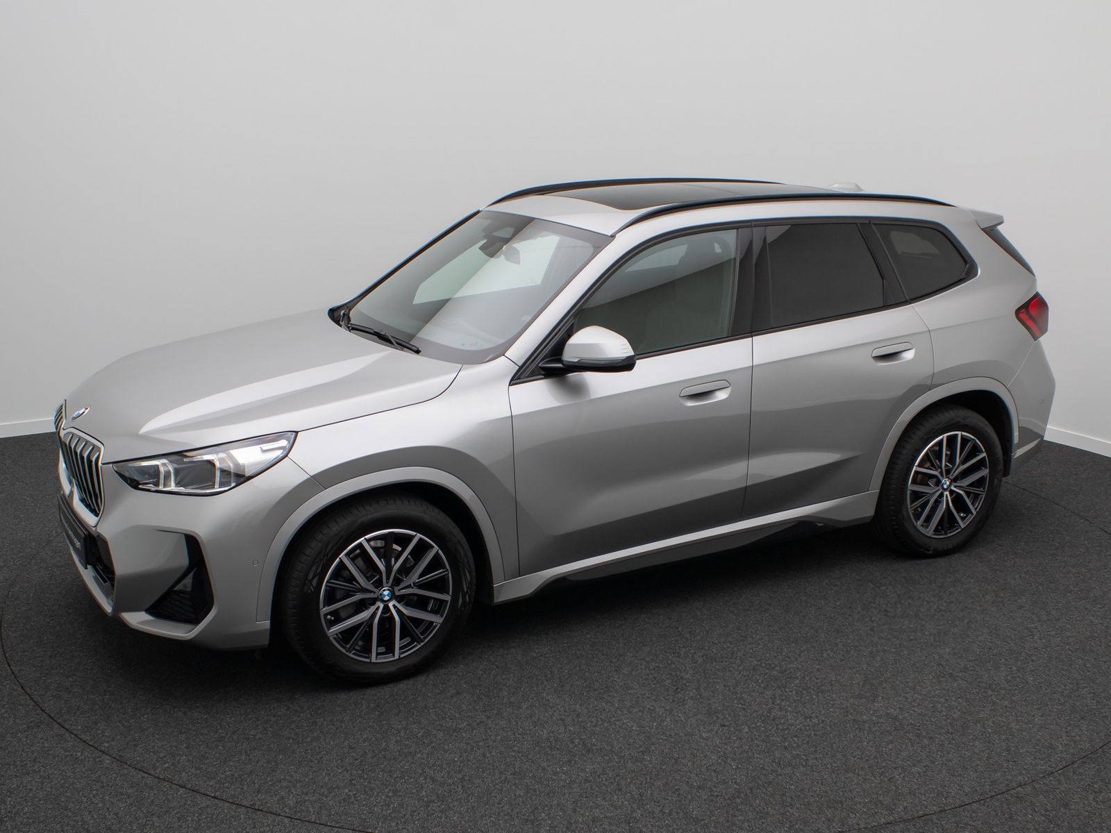 Fahrzeugabbildung BMW X1 sD18d M Sport Panorama Kamera DAB Komfort